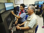 「攝影推廣組」嘗試航機模擬飛行