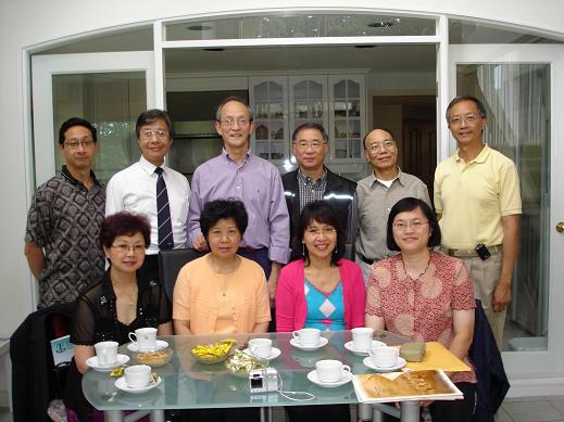溫哥華港島第16旅舊童軍招待到訪的洪昭安先生伉儷