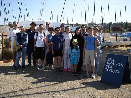 各家屬等人攝於海龍旅一批帆艇前