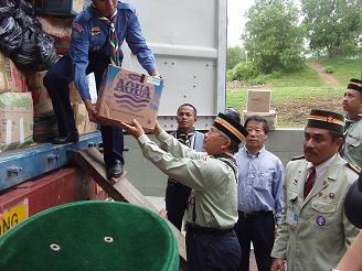 籌得13個貨櫃箱的救濟物資