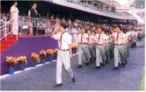 接受檢閱隊伍步操過嘉賓檢閱台