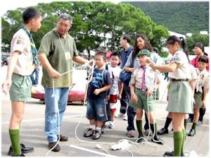 Alex主持攤位活動時攝