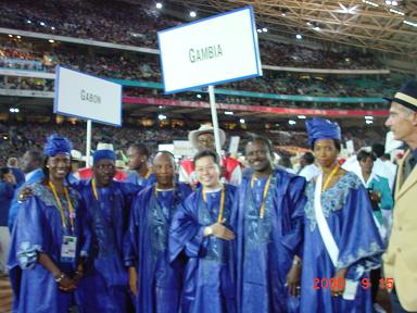 為非洲岡比亞國家運動隊擔任隊醫