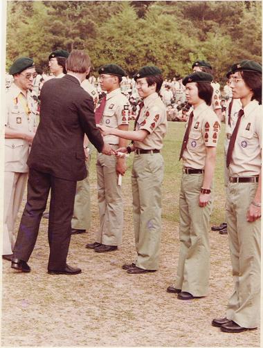 接受當時護督羅弼時爵士頒發的榮譽童軍獎狀