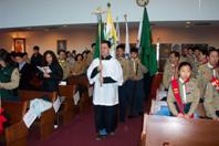 一名輔祭手持十字架領先