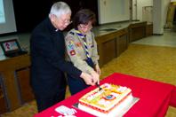 旅團總監郭袁淑嫻陪同梁神父切蛋糕