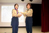 郭袁淑嫻將一串已祝聖的玫瑰念珠交給密西沙加第1旅總監吳馮婉嫻