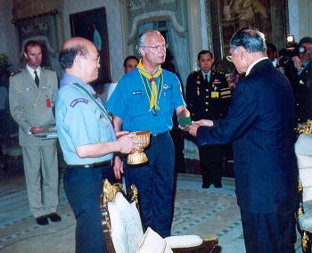 泰皇獲頒授Bronze Wolf